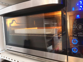 10、玻璃糖饼干,长帝烤箱预热，上下火，中层170度，烤15分钟左右，