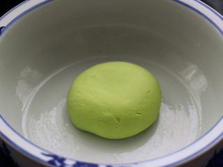 3、翡翠南极磷虾荠菜馄饨【宝宝辅食】,直至把面团揉成光滑细腻的面团