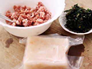 5、翡翠南极磷虾荠菜馄饨【宝宝辅食】,准备好所有食材、荠菜我是提前摘洗干净后焯水放入冰柜冷冻保存的、随吃随取特别方便