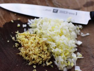 9、翡翠南极磷虾荠菜馄饨【宝宝辅食】,葱姜洗净后用刀剁成碎末