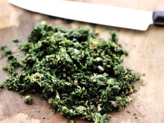 13、翡翠南极磷虾荠菜馄饨【宝宝辅食】,把冷冻的荠菜解冻后用清水冲洗干净后、纳干水分、用刀剁成碎末