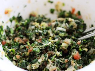 14、翡翠南极磷虾荠菜馄饨【宝宝辅食】,剁碎的荠菜放到搅拌好的肉馅里搅拌均匀即可