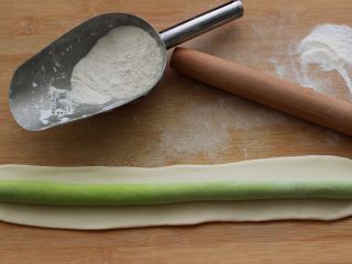 15、翡翠南极磷虾荠菜馄饨【宝宝辅食】,醒发好的面团排气揉匀后、把绿色面团搓成长条、白色面团用擀面杖擀成薄片后、把绿色长条放在白色面团上