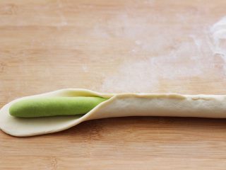 16、翡翠南极磷虾荠菜馄饨【宝宝辅食】,好用白色面皮包住绿色长条后捏紧