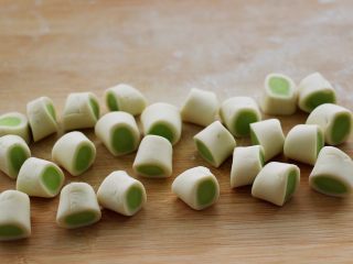 17、翡翠南极磷虾荠菜馄饨【宝宝辅食】,滚匀后用刀切成大小一致的剂子