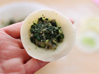 19、翡翠南极磷虾荠菜馄饨【宝宝辅食】,把擀好的面皮放入适量馅料