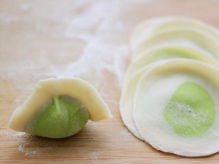 20、翡翠南极磷虾荠菜馄饨【宝宝辅食】,先包成饺子的模样