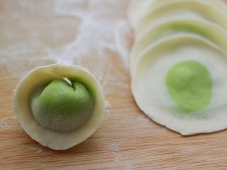 21、翡翠南极磷虾荠菜馄饨【宝宝辅食】,再把两头捏在一起就可以了