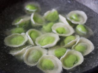 24、翡翠南极磷虾荠菜馄饨【宝宝辅食】,大火煮沸后点少许清水反复3次、直至看见所有的馄饨漂浮在水面上、即可关火