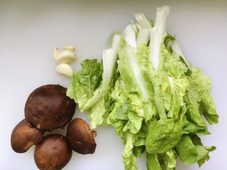1、香菇炒青菜,所有用到的食材都在这里了；