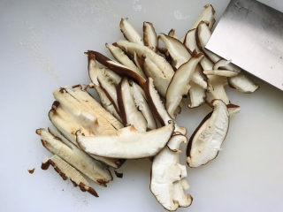 3、香菇炒青菜,鲜香菇切成片；