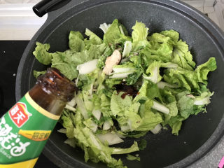 8、香菇炒青菜,倒一点蚝油；