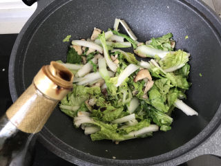 9、香菇炒青菜,加1勺生抽；