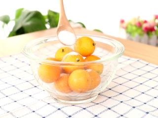 2、蜜饯金桔 宝宝零食,冲洗过的金桔加一小勺盐
