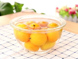 3、蜜饯金桔 宝宝零食,倒入适量清水，浸泡1小时，并清洗干净
