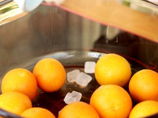 4、蜜饯金桔 宝宝零食,放入锅中，倒入冰糖