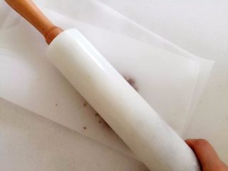 2、瑞典风味香蕉榛子酱薄饼-带着宝宝吃遍全球......,将核桃用擀面杖碾碎（可以装入保鲜袋中碾压）