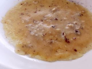 8、瑞典风味香蕉榛子酱薄饼-带着宝宝吃遍全球......,向锅中倒入1/4左右面糊，瞬间旋转煎锅让面糊与锅边缘贴平。加热2-3分钟，直至面糊凝结成型。