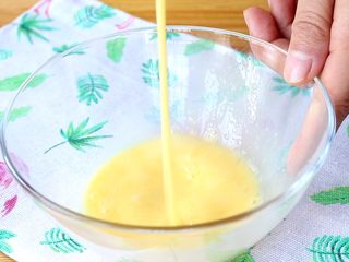 3、秋葵蒸蛋,鸡蛋打散成蛋液