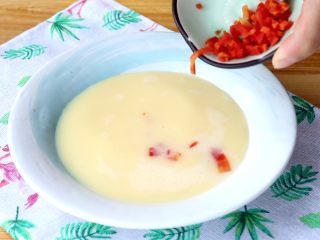 5、秋葵蒸蛋,依次倒入胡萝卜丁