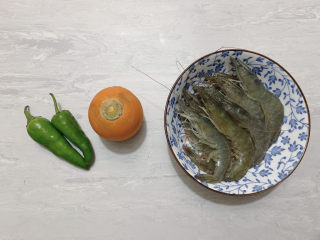 1、胡萝卜炒虾仁,食材如图,所示示意。