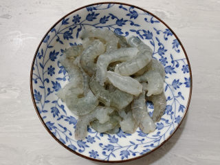 2、胡萝卜炒虾仁,鲜虾掐头去尾洗净。