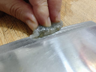 3、胡萝卜炒虾仁,开背去虾线。