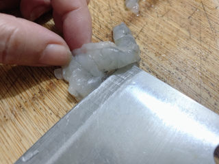 4、胡萝卜炒虾仁,取出杂质后,再次冲洗一遍备用。