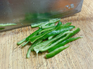 7、胡萝卜炒虾仁,青辣椒洗净,去籽切丝。