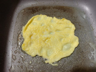 8、胡萝卜炒虾仁,摊个鸡蛋皮,切成丝备用。