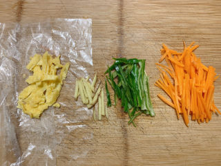 9、胡萝卜炒虾仁,同时准备下姜丝,配菜都准备好之后,开始正式烹饪。