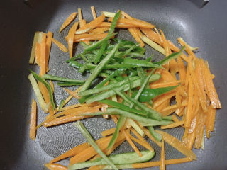 12、胡萝卜炒虾仁,加入青椒丝,炒出香气。