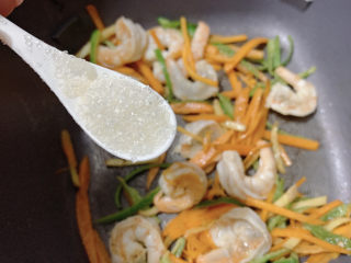 15、胡萝卜炒虾仁,少许糖,提鲜。