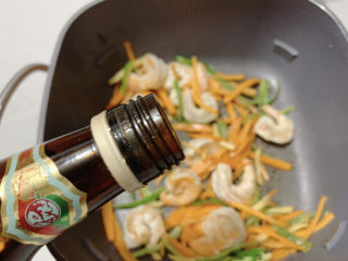 16、胡萝卜炒虾仁,料酒增香,去腥。