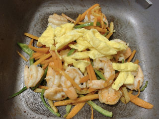 17、胡萝卜炒虾仁,炒到虾仁全部变成红色,然后加入蛋丝翻炒均匀,即可出锅。