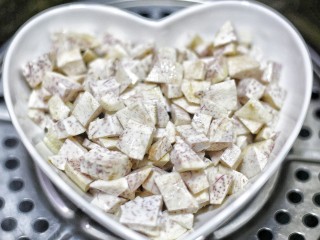 2、喜庆又好吃的黄金芋头酥,芋头洗净去皮，切成大块状，入锅隔水蒸至软熟，约15分钟。