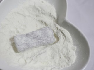 8、喜庆又好吃的黄金芋头酥,裹上一层薄薄的面粉。