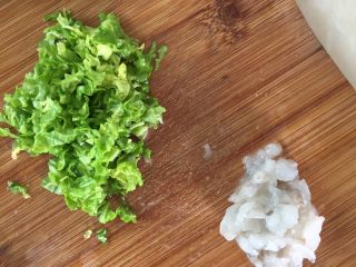 4、虾肉蔬菜鸡蛋卷（宝宝最爱）,把菜心洗净切碎，虾去壳，去除背上和肚子上的沙线，摘去头尾洗净切碎，