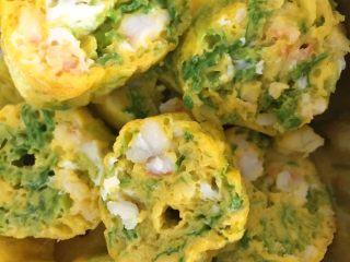 11、虾肉蔬菜鸡蛋卷（宝宝最爱）,看成品图，哈哈，简单快捷吧，蛋液里也可以搭配其他菜的哦，银鱼➕蔬菜➕胡萝卜➕鸡蛋，火腿肠➕土豆➕葱花➕鸡蛋。虾肉➕奶油菇➕胡萝卜➕鸡蛋等等……配菜自己可以随意添加，只要配起不相克就行，调料也可以随意添加哈，除了鸡蛋不煮，鸡蛋里加的其他配菜一定要煮熟。