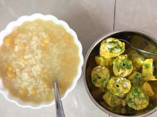 12、虾肉蔬菜鸡蛋卷（宝宝最爱）,我给她配的红薯稀饭来下这个蛋卷吃，也可以配白水菜汤或者其他粥类都可以的