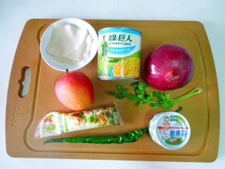 1、缤纷花杯~年菜,主食材是天然特甜玉米粒。使用冰箱已有的蔬果很方便。