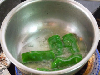 5、缤纷花杯~年菜,糯米椒入锅过一下油。