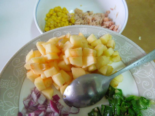 6、缤纷花杯~年菜,混合甜玉米粒、鮪鱼、紫洋葱、苹果和糯米椒。