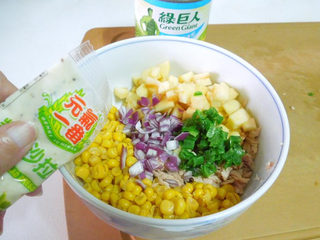 7、缤纷花杯~年菜,挤入沙拉酱。