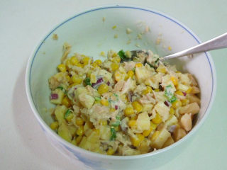 8、缤纷花杯~年菜,将材料搅拌均匀。