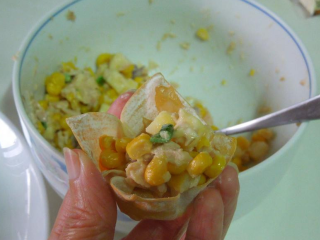 9、缤纷花杯~年菜,将沙拉填入花杯中。