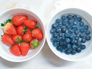 1、鲜草莓，蓝莓溶豆,把买回来的新鲜草莓蓝莓洗干净，用盐水浸泡半个小时！