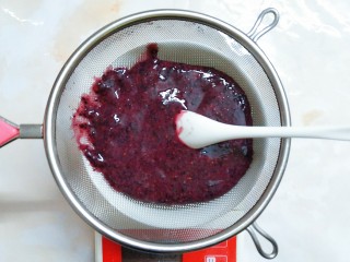 3、鲜草莓，蓝莓溶豆,把打好的蓝莓泥用网筛过滤掉渣子！