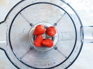 4、鲜草莓，蓝莓溶豆,把浸泡好沥干水份的草莓也打成泥！