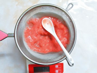 5、鲜草莓，蓝莓溶豆,同样用网筛过滤掉渣子！